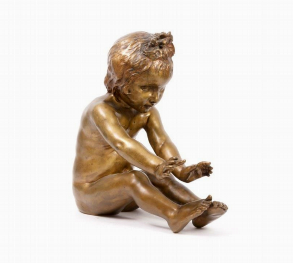 Raoul LARCHE (1860-1912) — Petite fille assise les bras tendus.